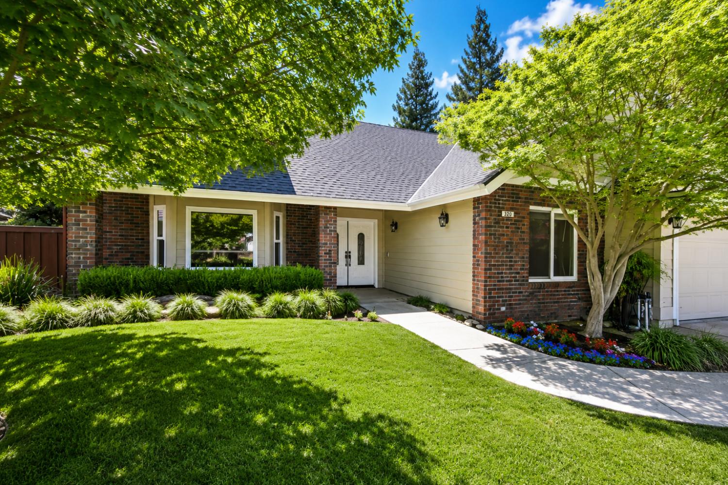 325 W Bluff Ave, Fresno, CA 93711
