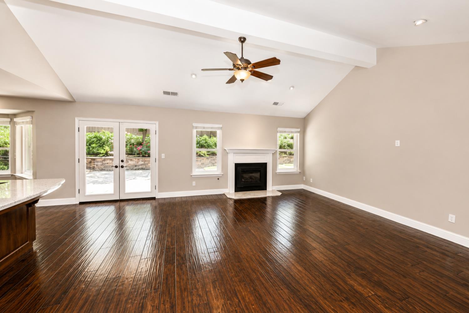 325 W Bluff Ave, Fresno, CA 93711