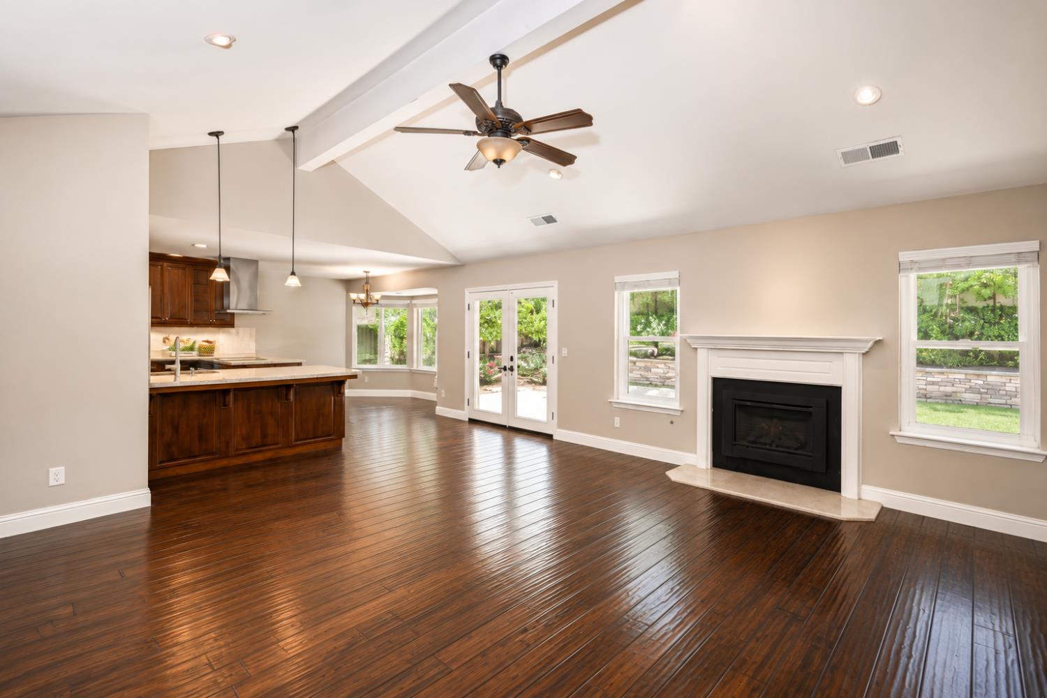 325 W Bluff Ave, Fresno, CA 93711