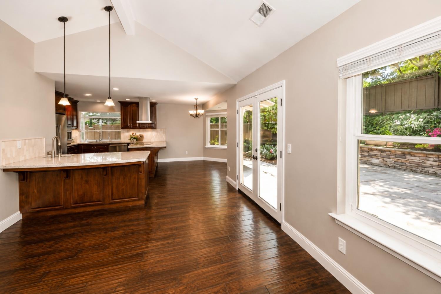 325 W Bluff Ave, Fresno, CA 93711