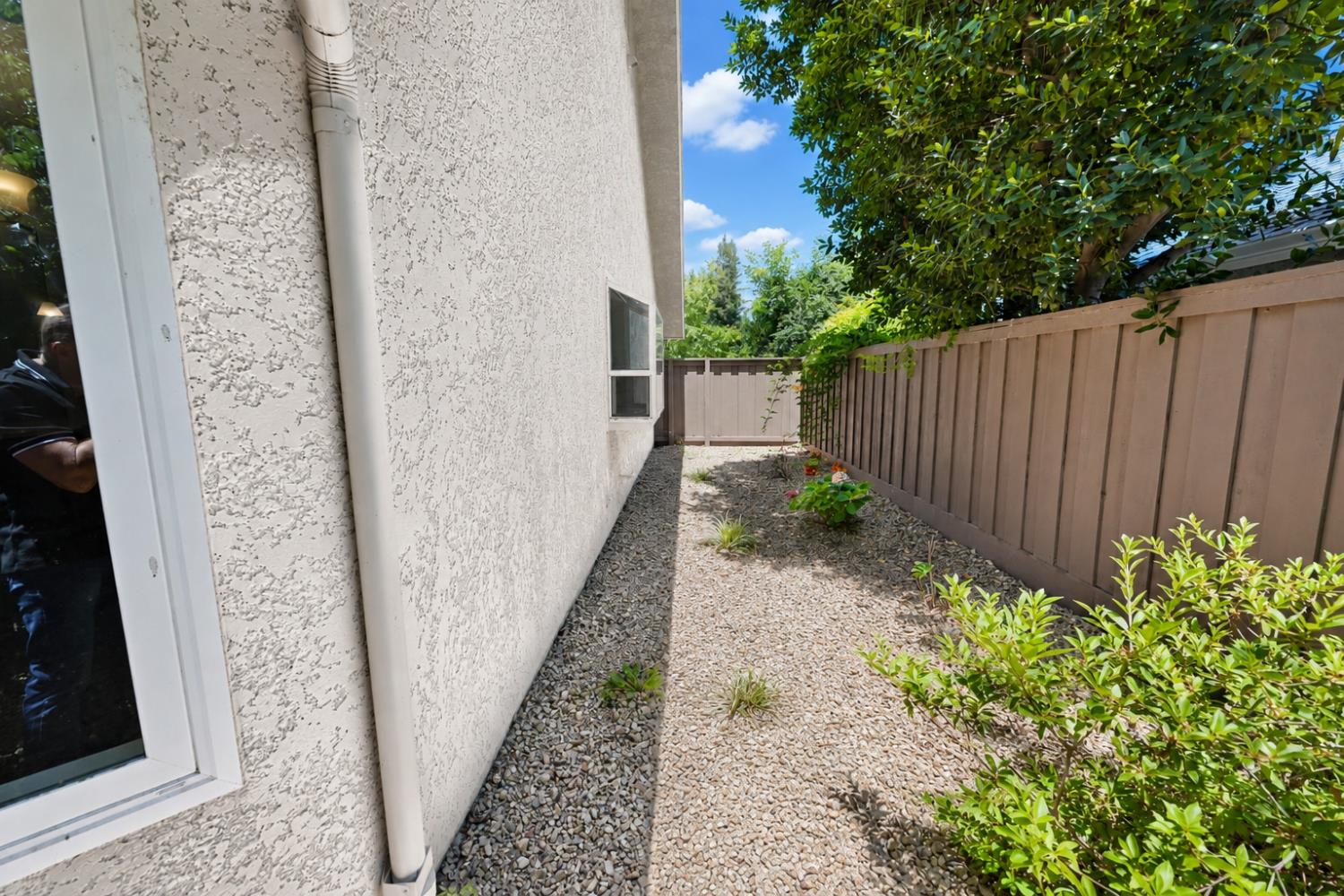 325 W Bluff Ave, Fresno, CA 93711