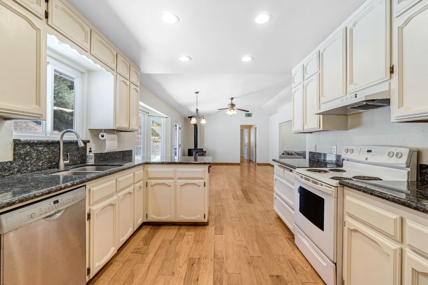 41820 Dillon Cir, Ahwahnee, CA 93601