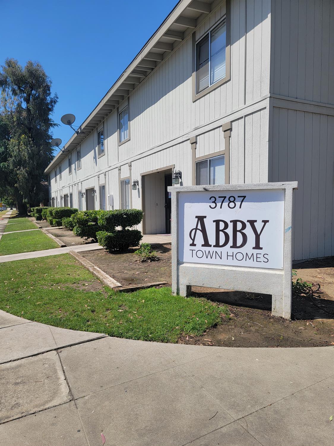 3787 N Abby St, Fresno, CA 93726