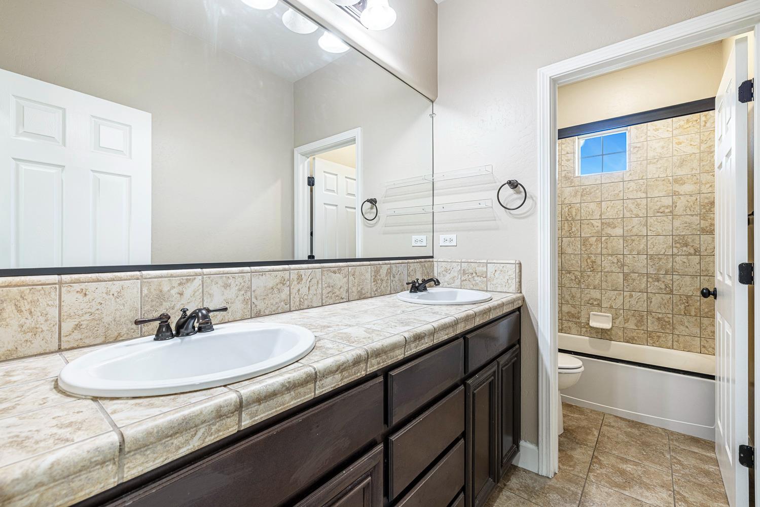 1135 N Whittier Ave, Clovis, CA 93611