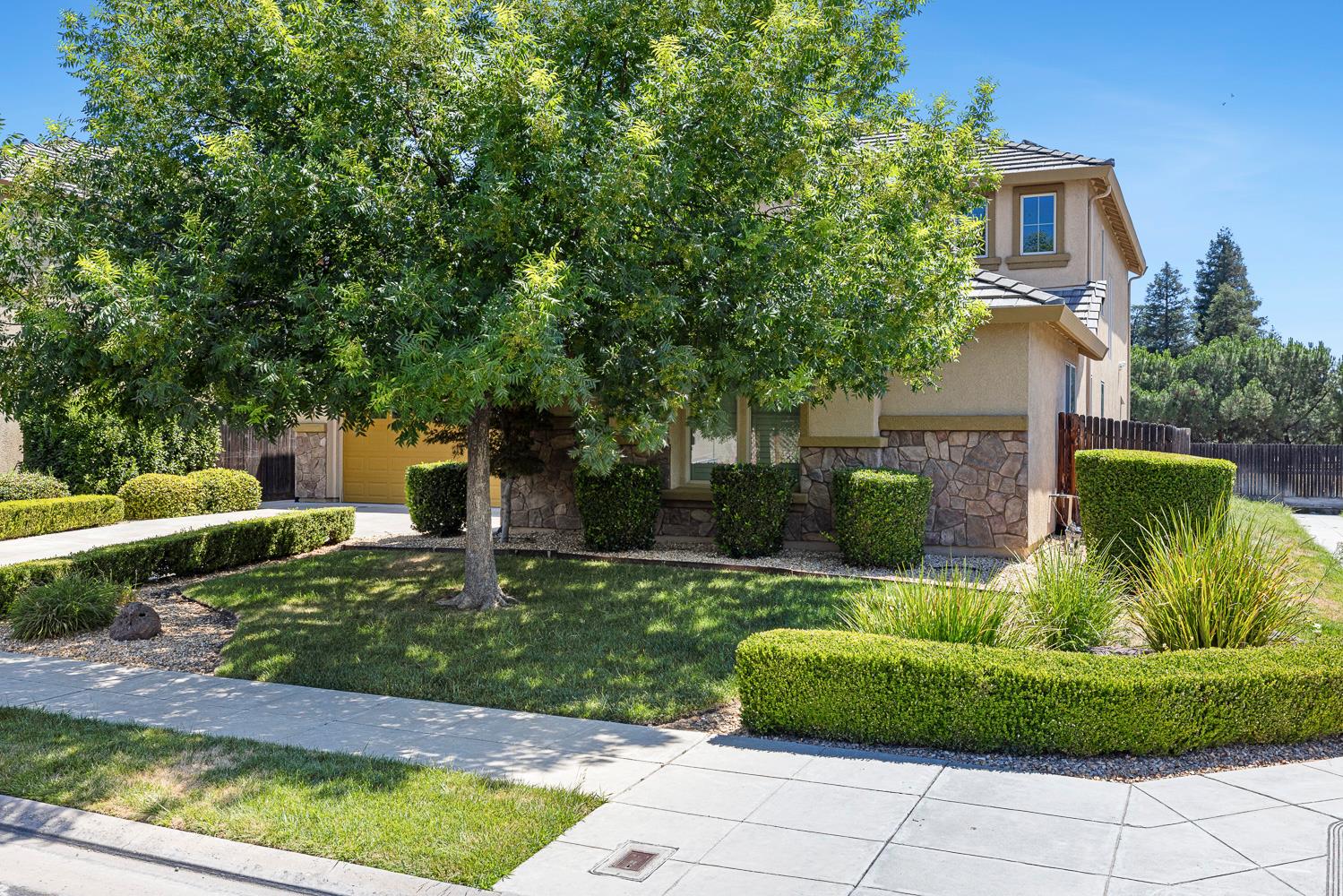 1135 N Whittier Ave, Clovis, CA 93611