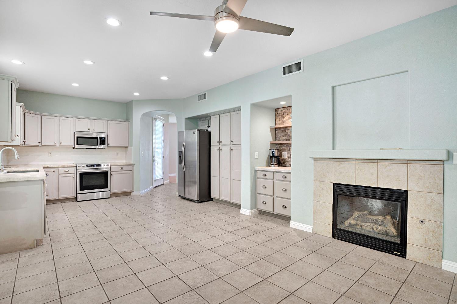 1801 N Miramar Ln, Clovis, CA 93619