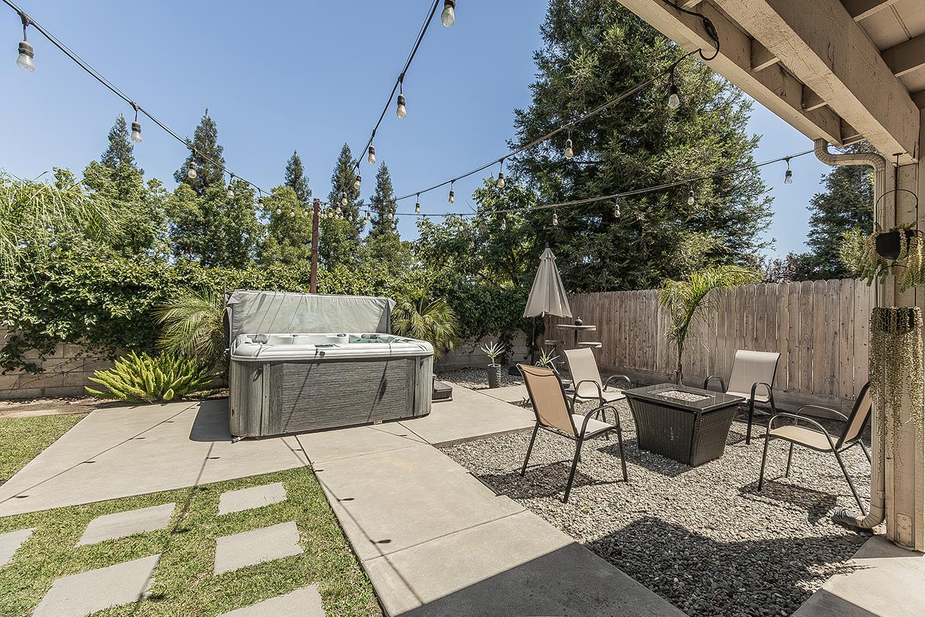 2702 E Caraway Ct, Fresno, CA 93720