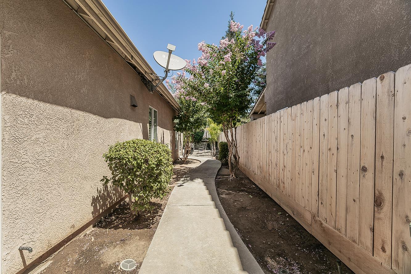 2702 E Caraway Ct, Fresno, CA 93720