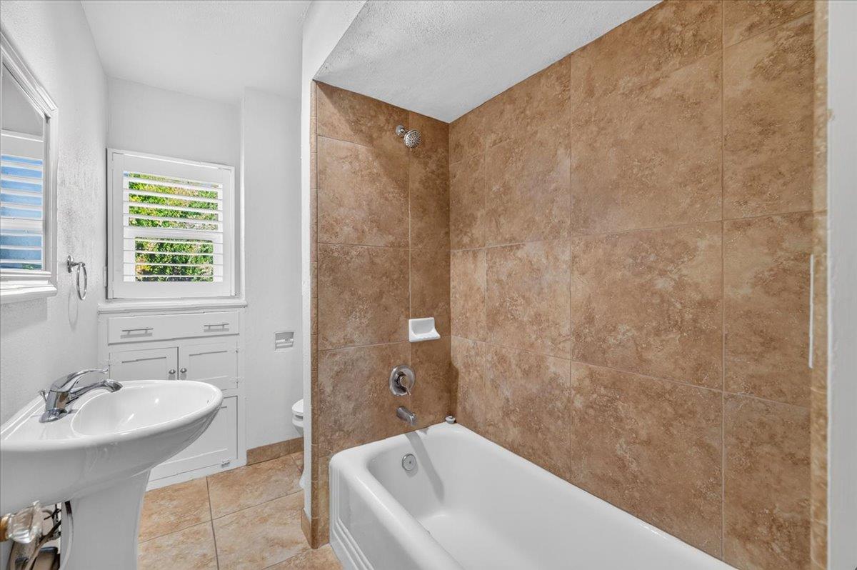 256 N Sierra Vista Ave, Fresno, CA 93702