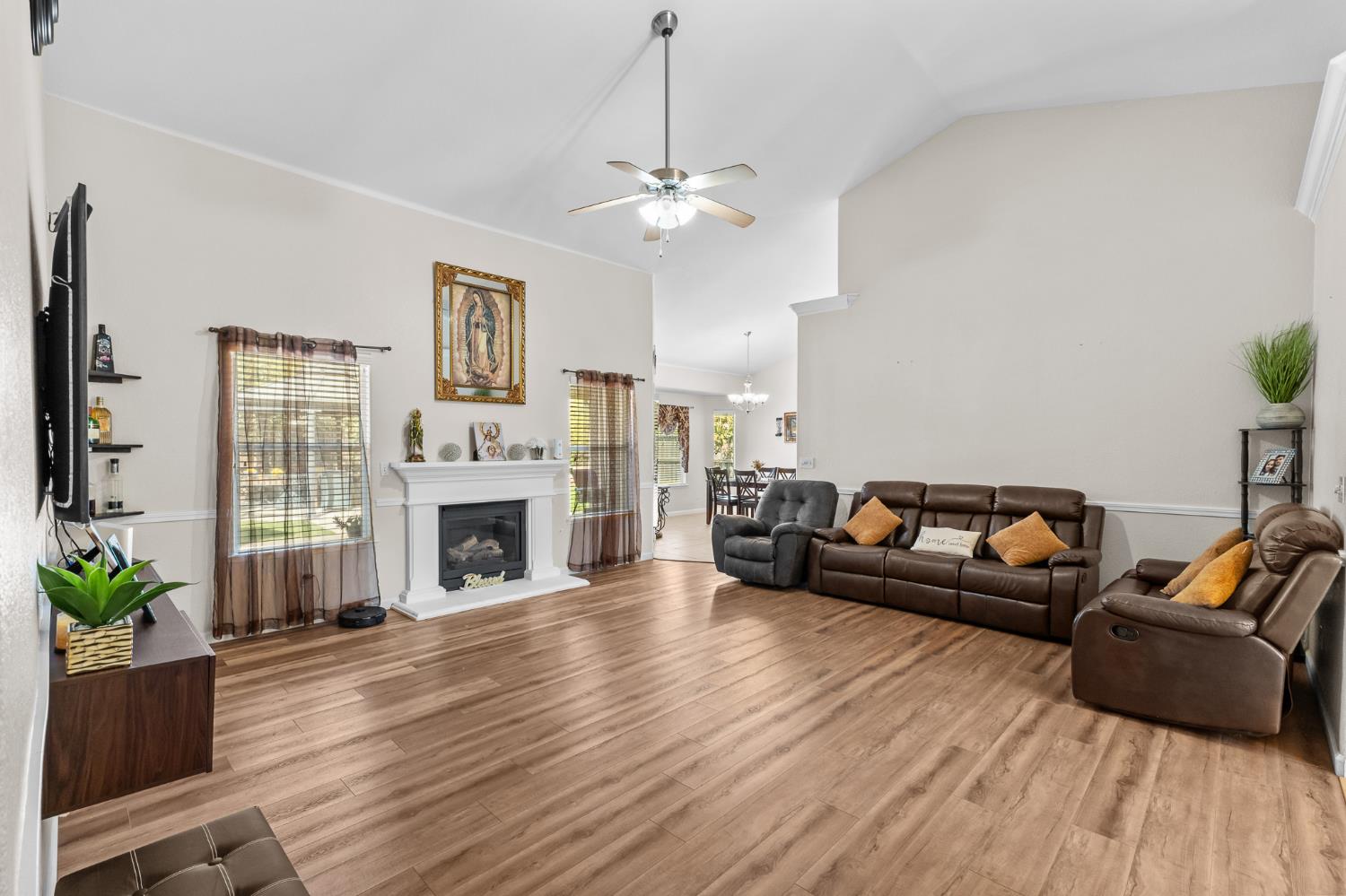15906 W C St, Kerman, CA 93630