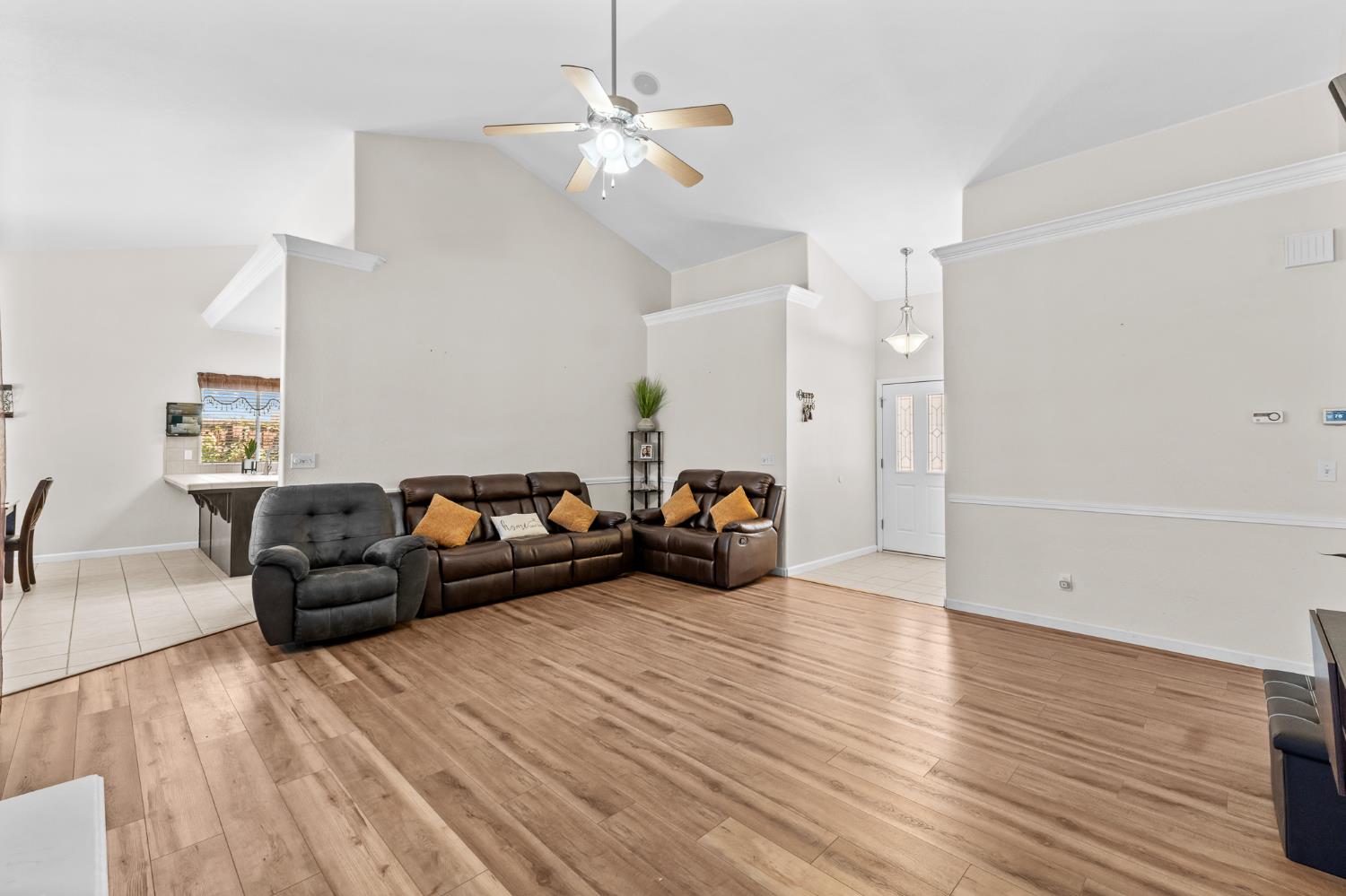 15906 W C St, Kerman, CA 93630
