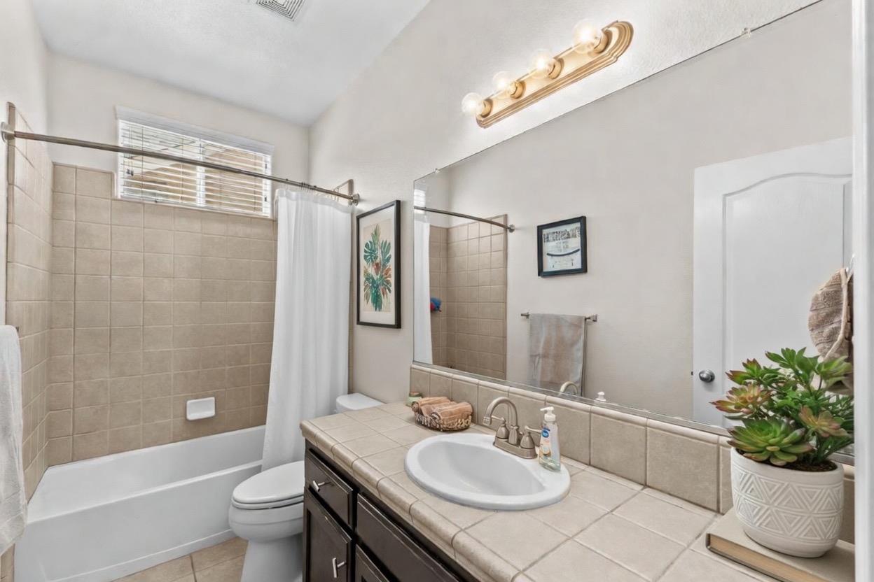 15906 W C St, Kerman, CA 93630