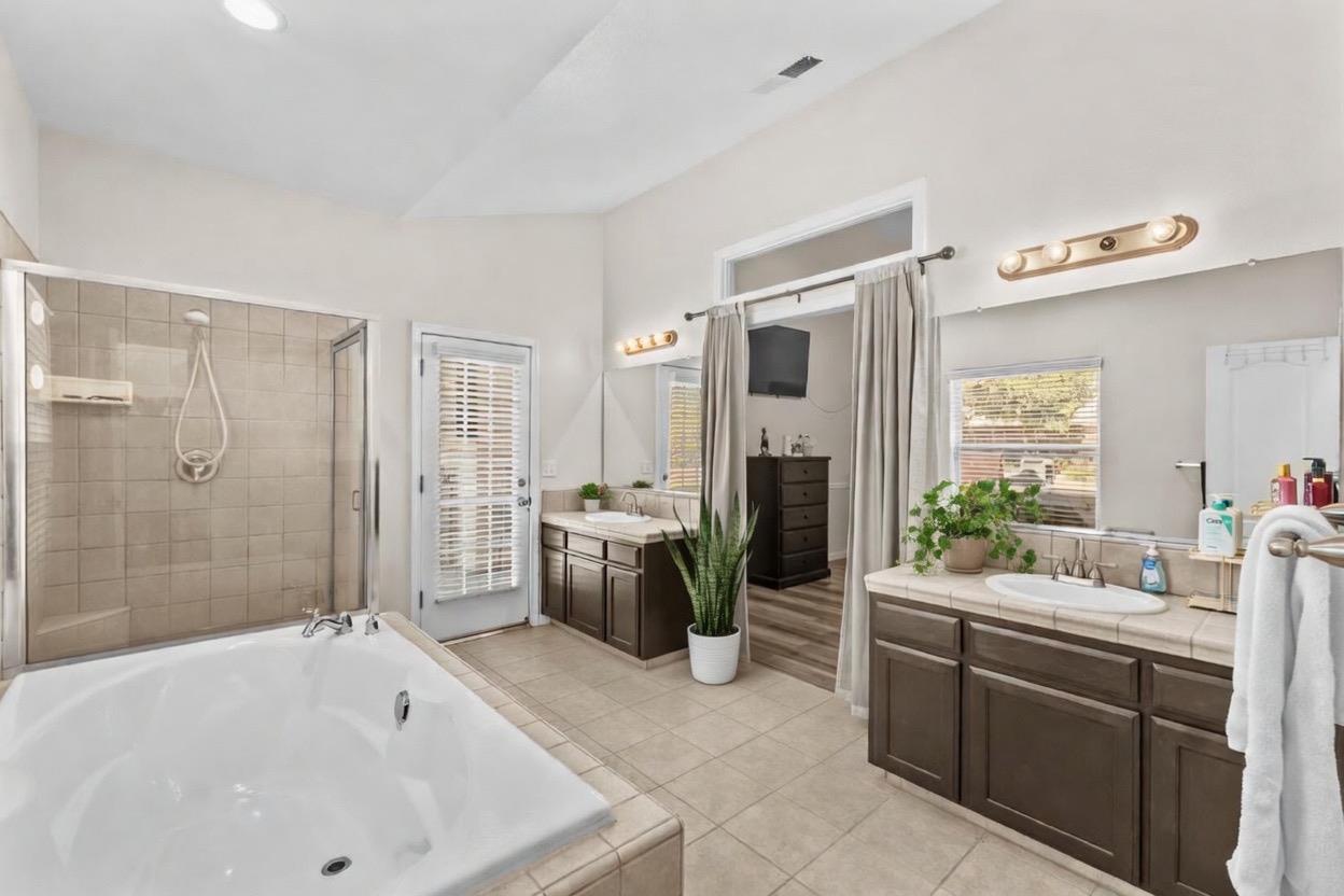15906 W C St, Kerman, CA 93630