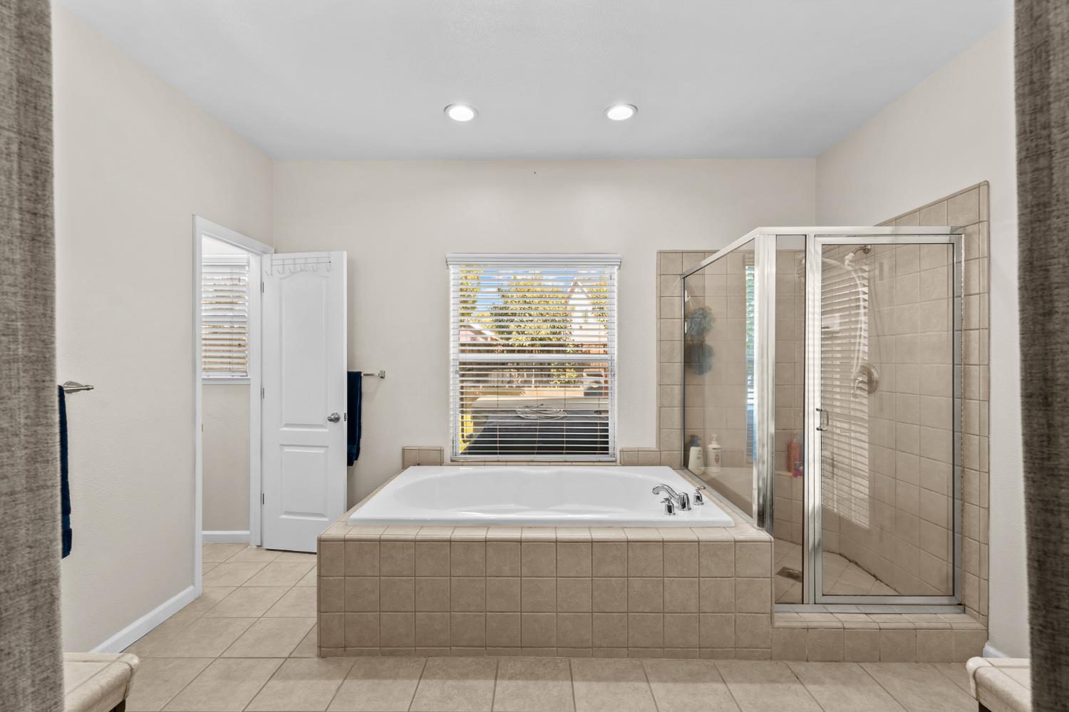 15906 W C St, Kerman, CA 93630