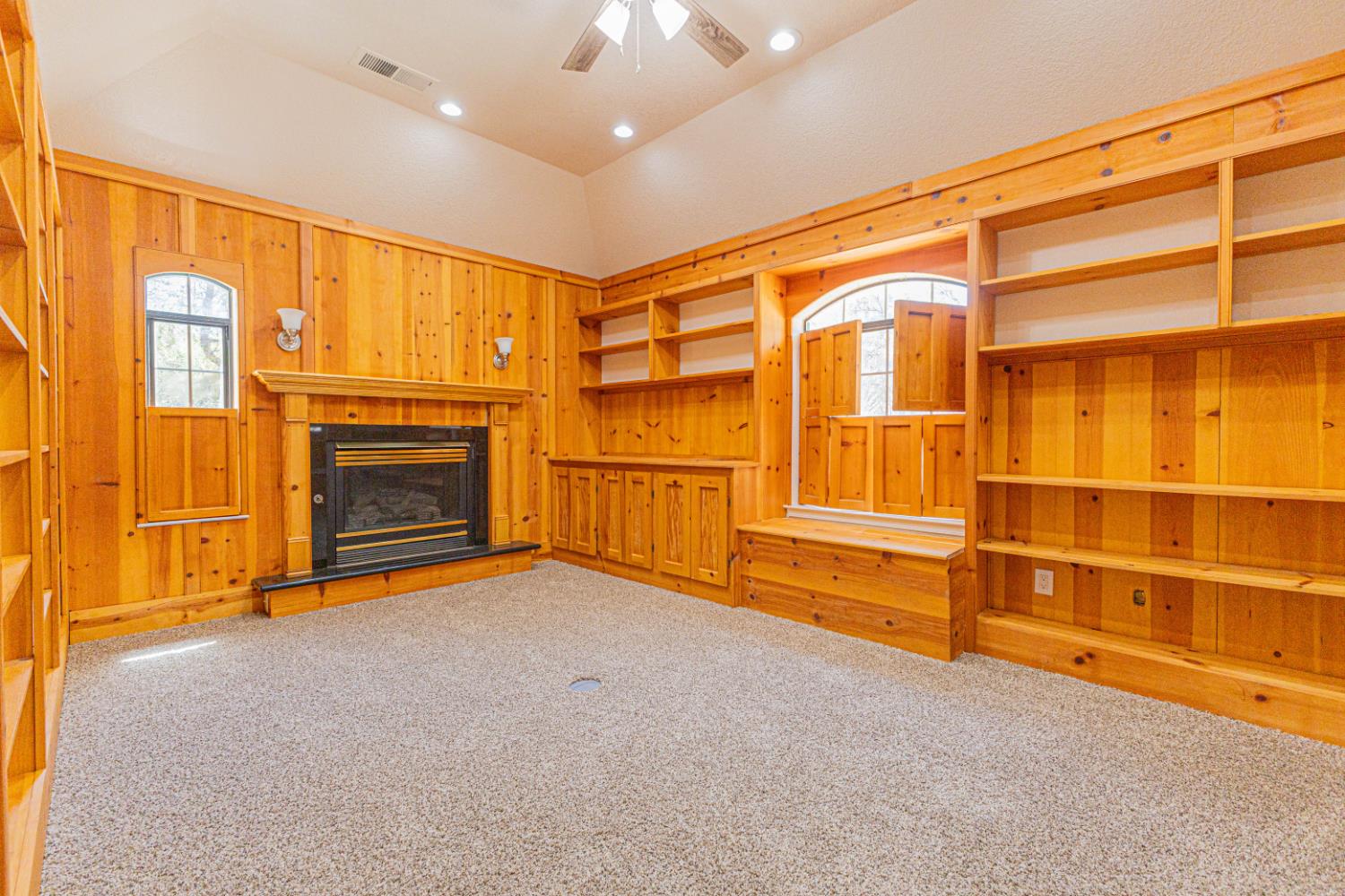 22022 Tollhouse Rd, Clovis, CA 93619
