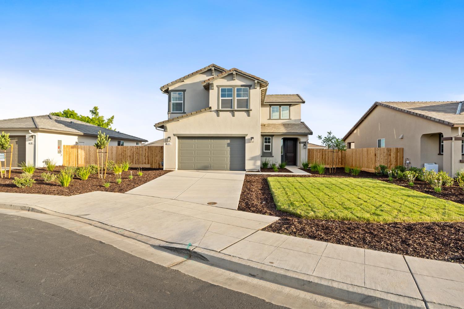 881 E Ahronian Ave, Fowler, CA 93625