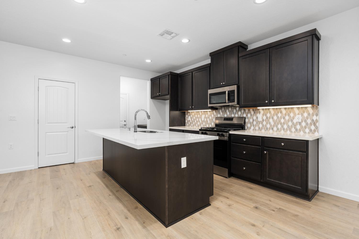 881 E Ahronian Ave, Fowler, CA 93625