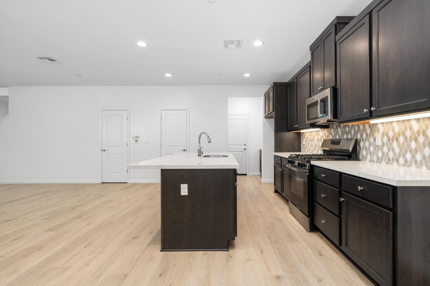881 E Ahronian Ave, Fowler, CA 93625