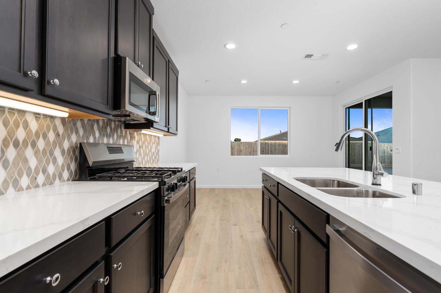 881 E Ahronian Ave, Fowler, CA 93625