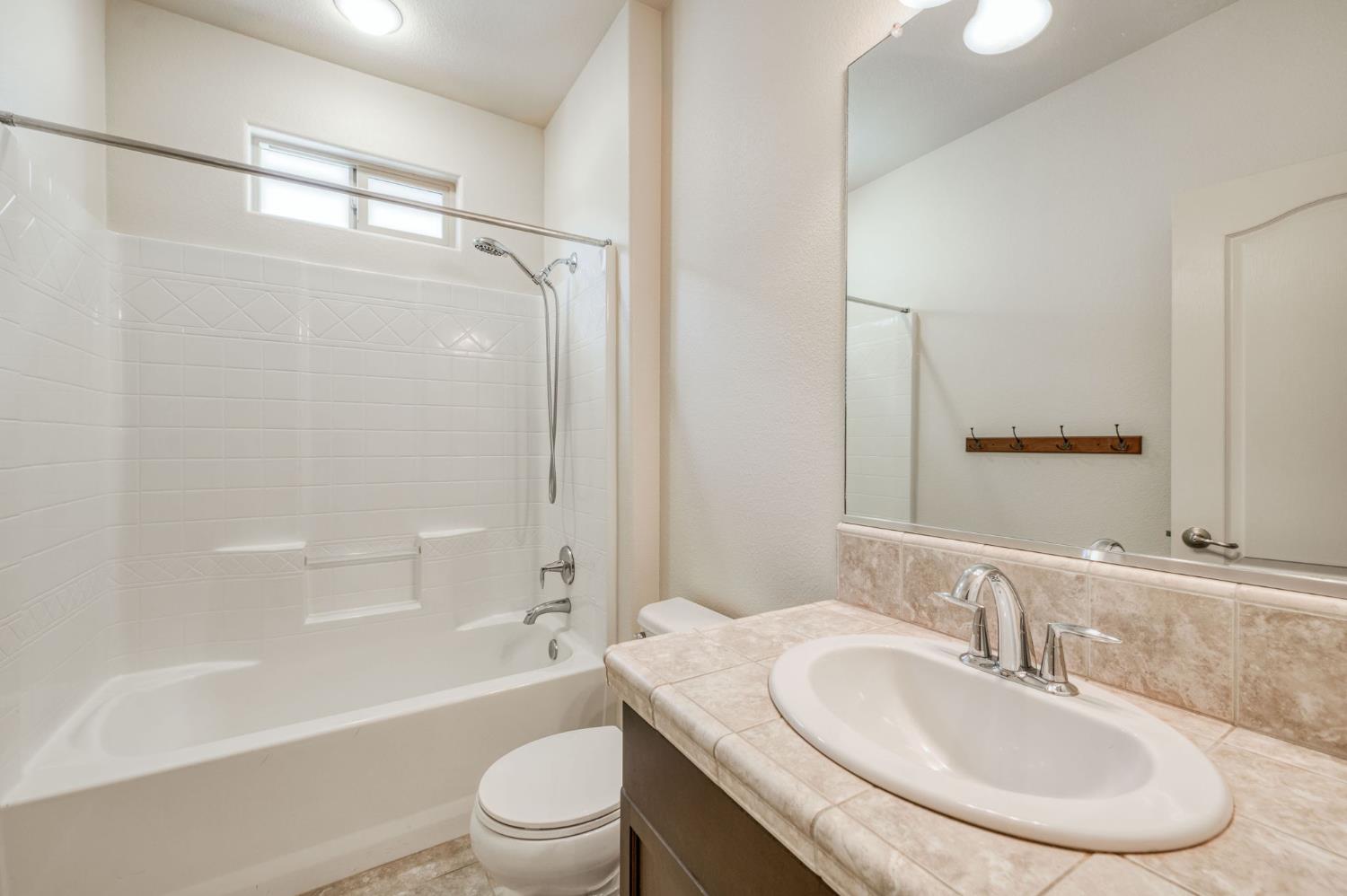 3269 Lahar Ln, Clovis, CA 93619