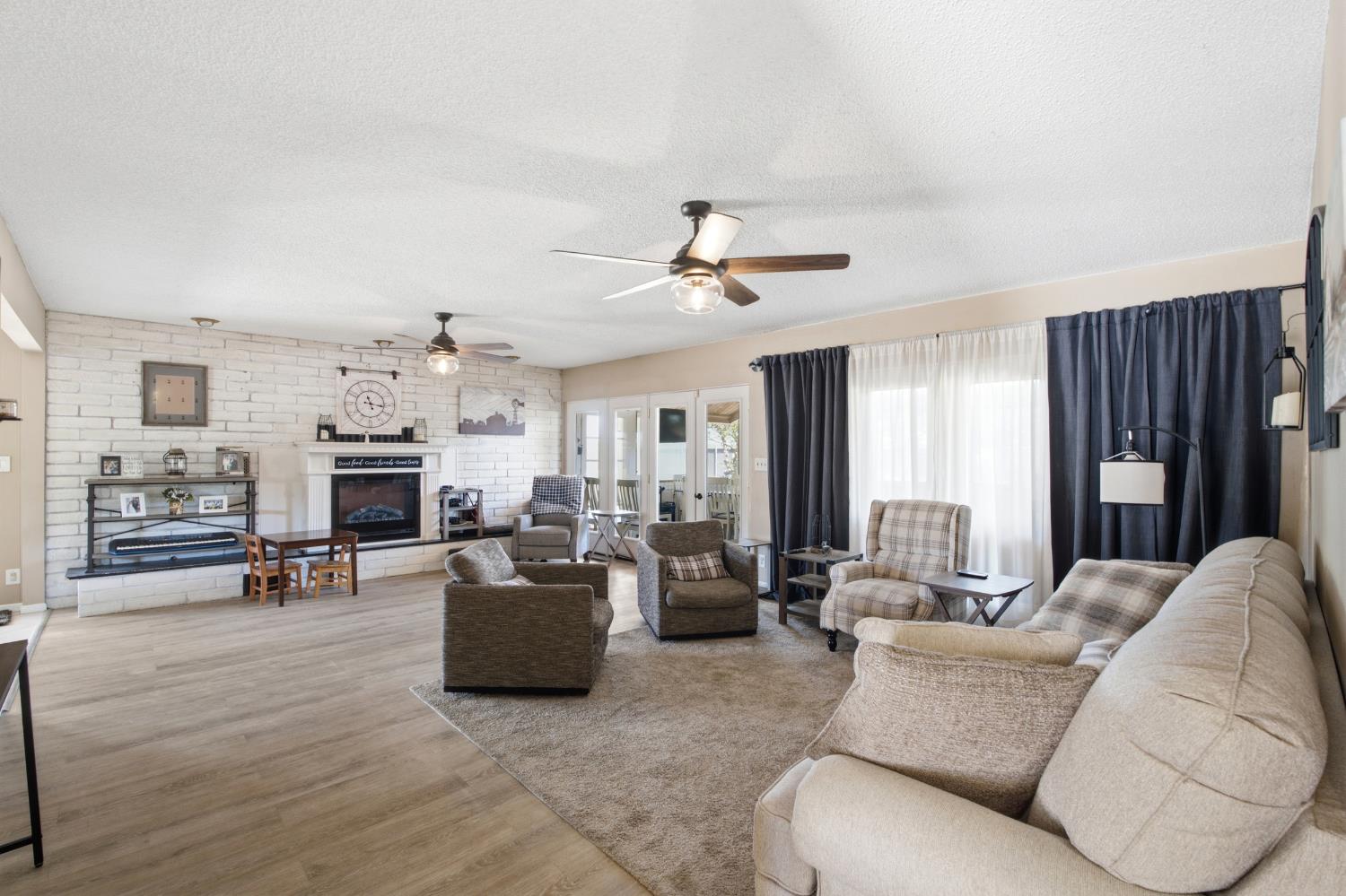 936 E Nebraska Ave, Dinuba, CA 93618