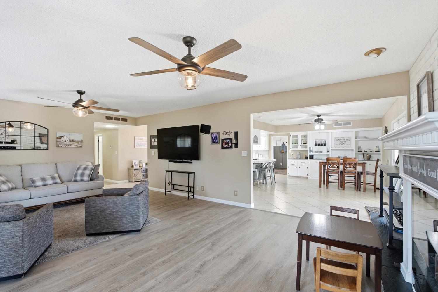936 E Nebraska Ave, Dinuba, CA 93618