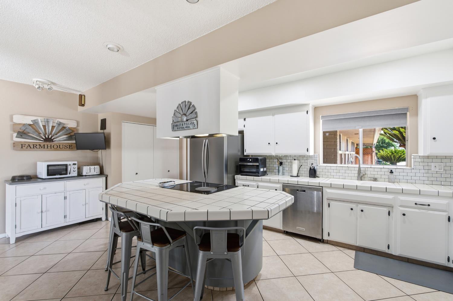 936 E Nebraska Ave, Dinuba, CA 93618