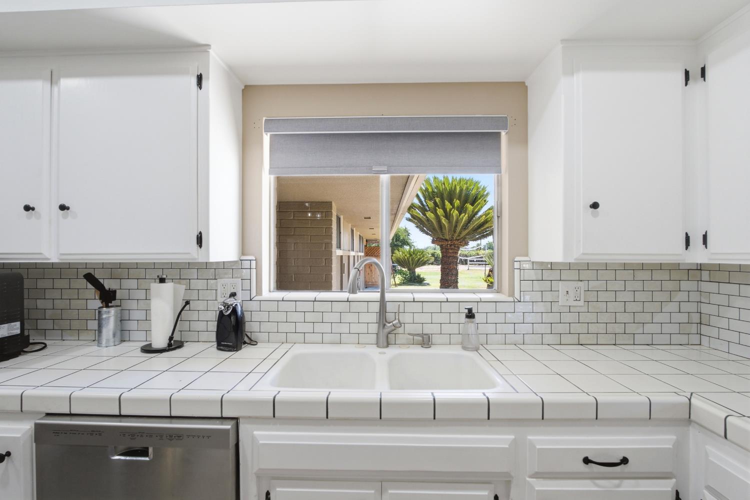 936 E Nebraska Ave, Dinuba, CA 93618