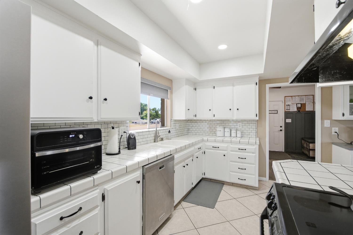 936 E Nebraska Ave, Dinuba, CA 93618
