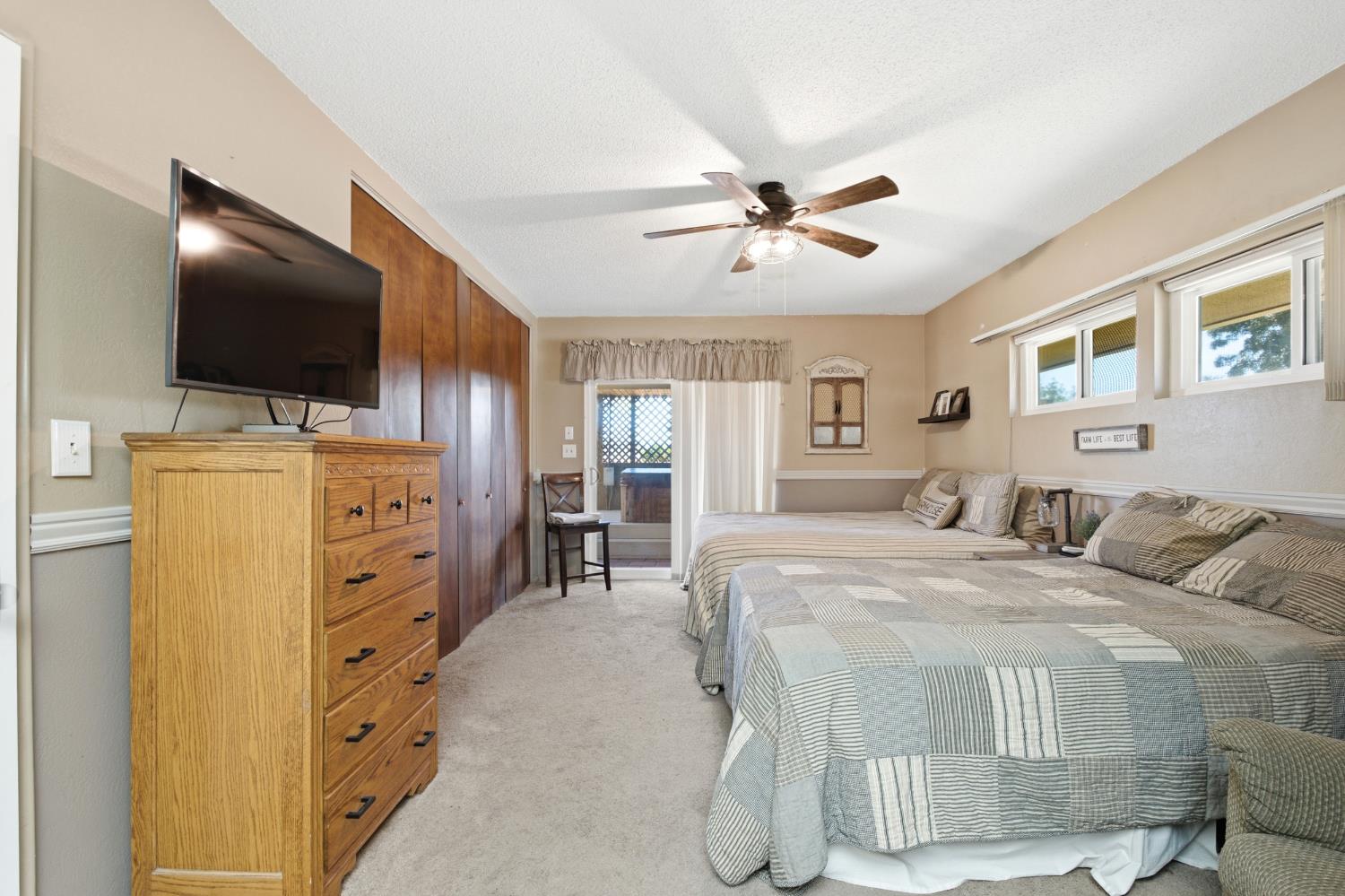 936 E Nebraska Ave, Dinuba, CA 93618