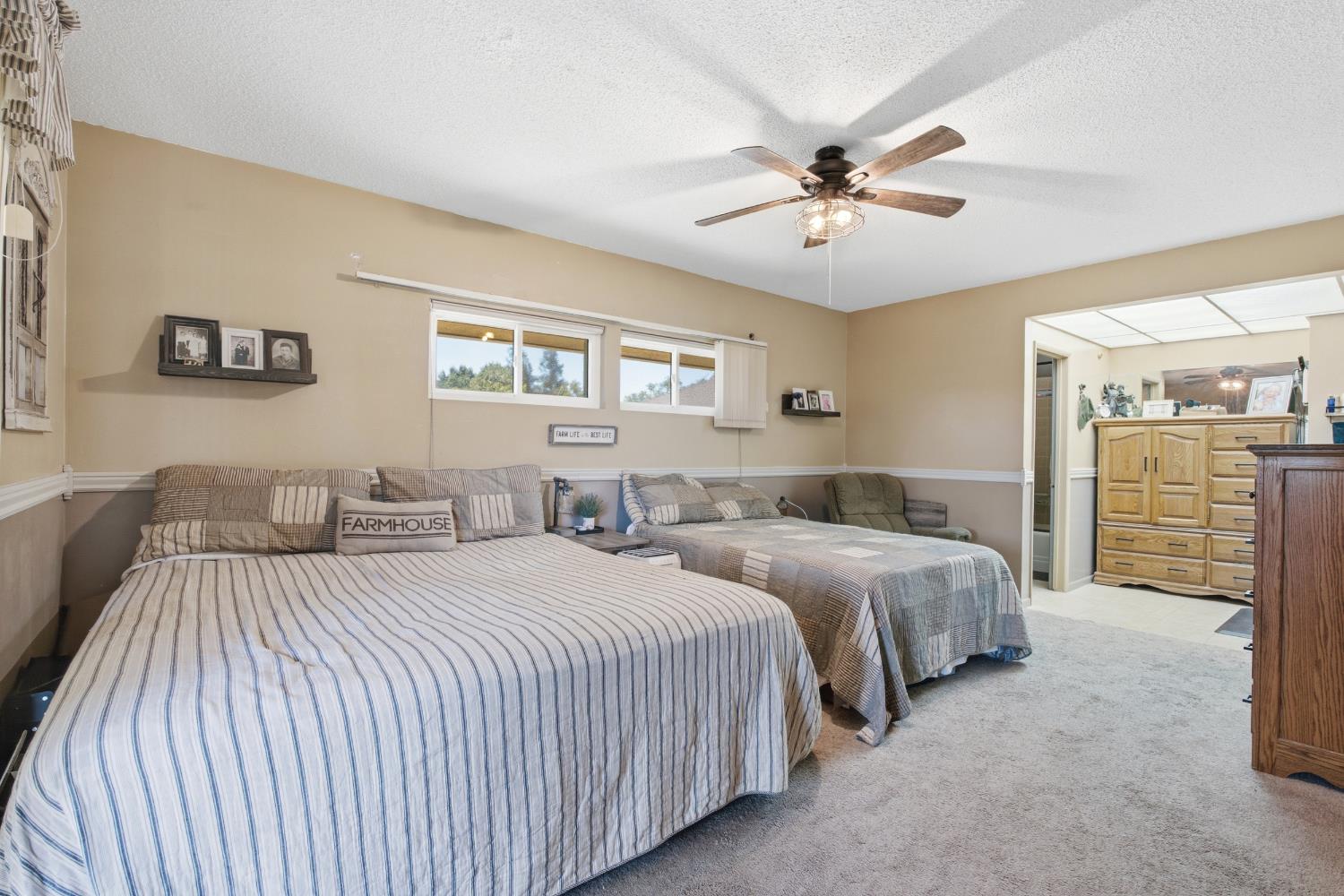 936 E Nebraska Ave, Dinuba, CA 93618