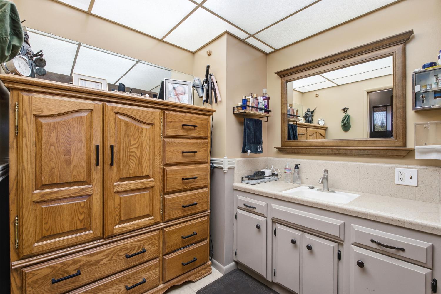 936 E Nebraska Ave, Dinuba, CA 93618