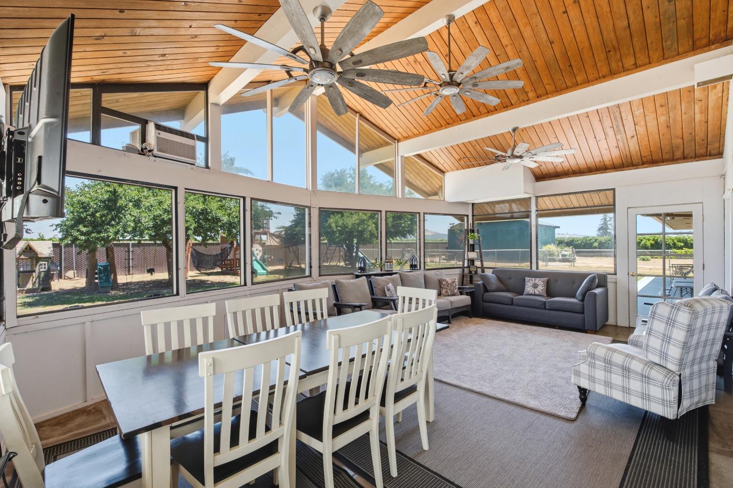 936 E Nebraska Ave, Dinuba, CA 93618