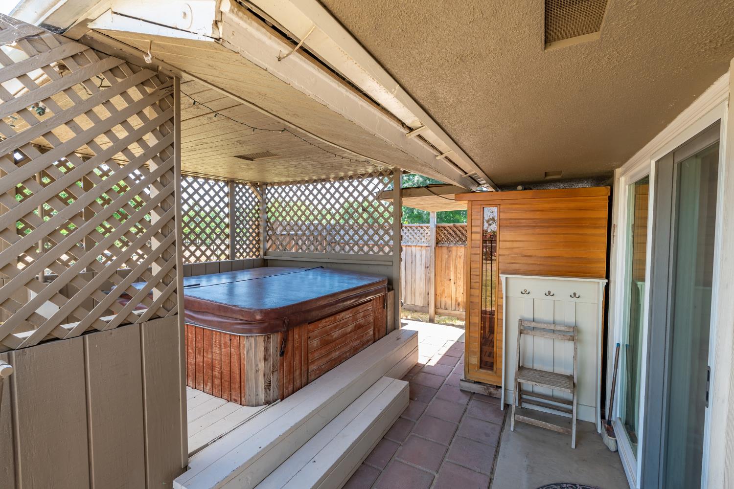 936 E Nebraska Ave, Dinuba, CA 93618