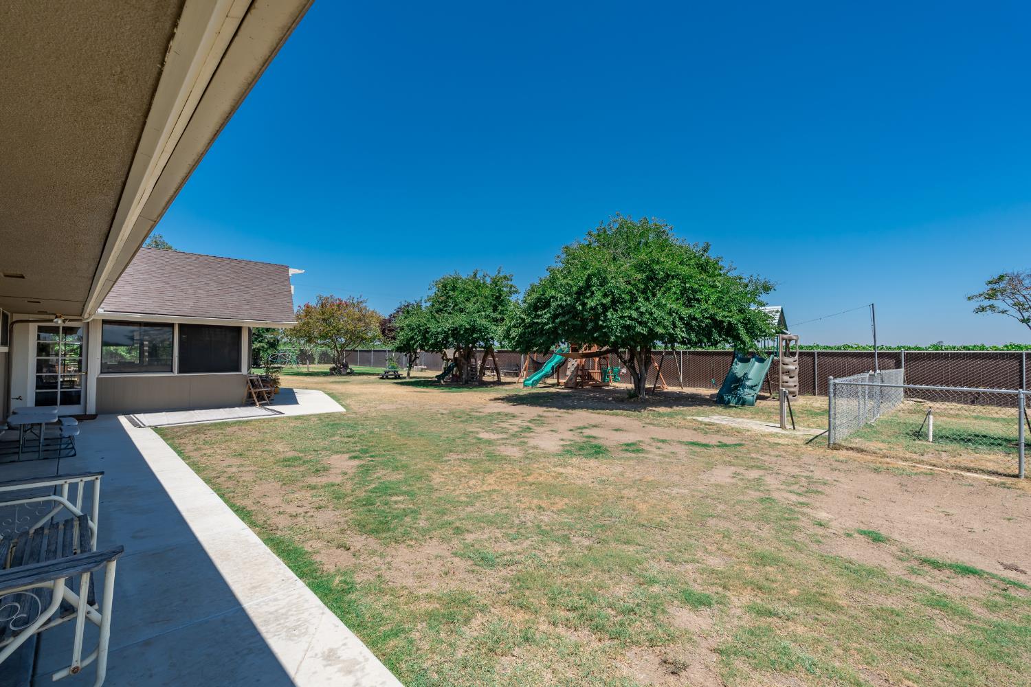 936 E Nebraska Ave, Dinuba, CA 93618