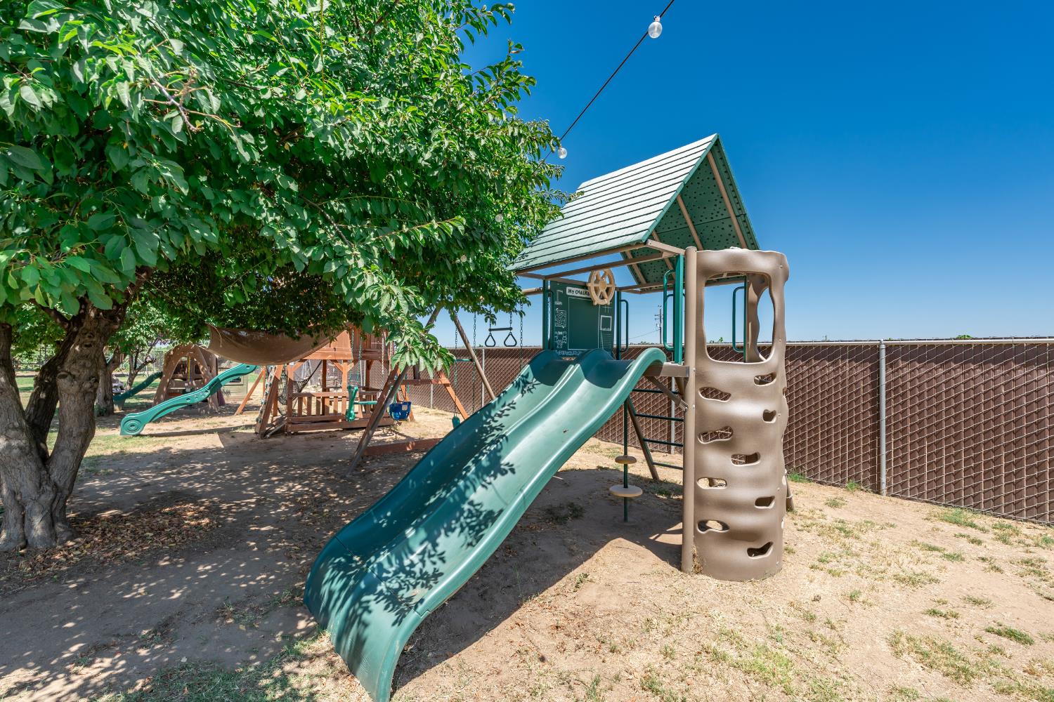 936 E Nebraska Ave, Dinuba, CA 93618