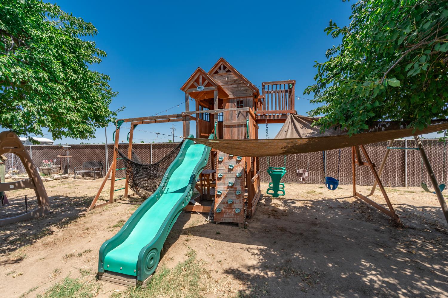 936 E Nebraska Ave, Dinuba, CA 93618