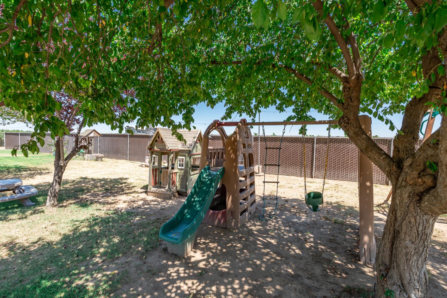 936 E Nebraska Ave, Dinuba, CA 93618