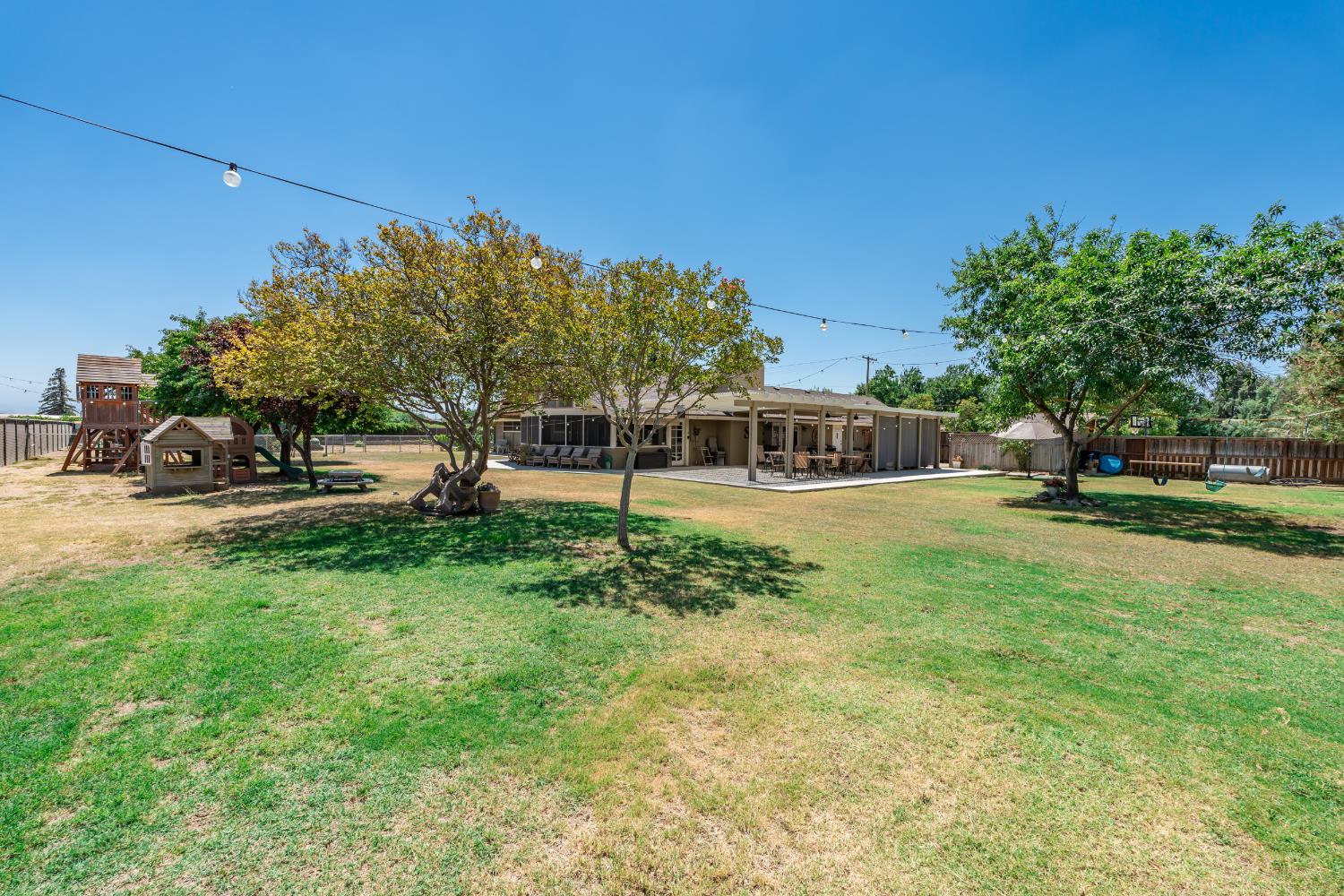 936 E Nebraska Ave, Dinuba, CA 93618