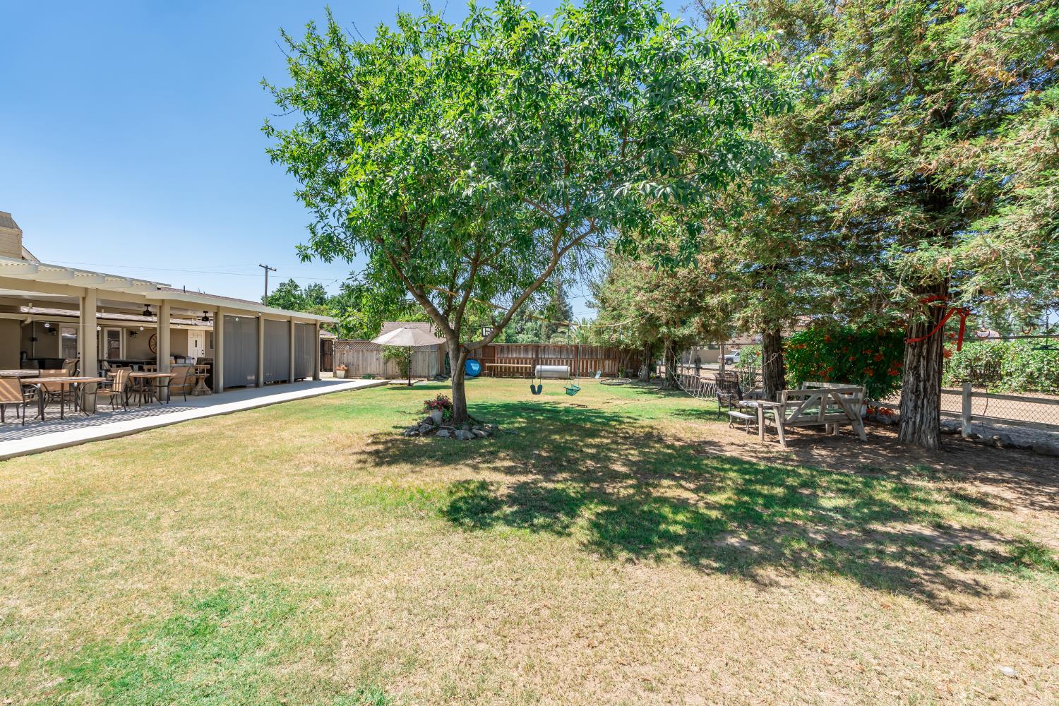 936 E Nebraska Ave, Dinuba, CA 93618
