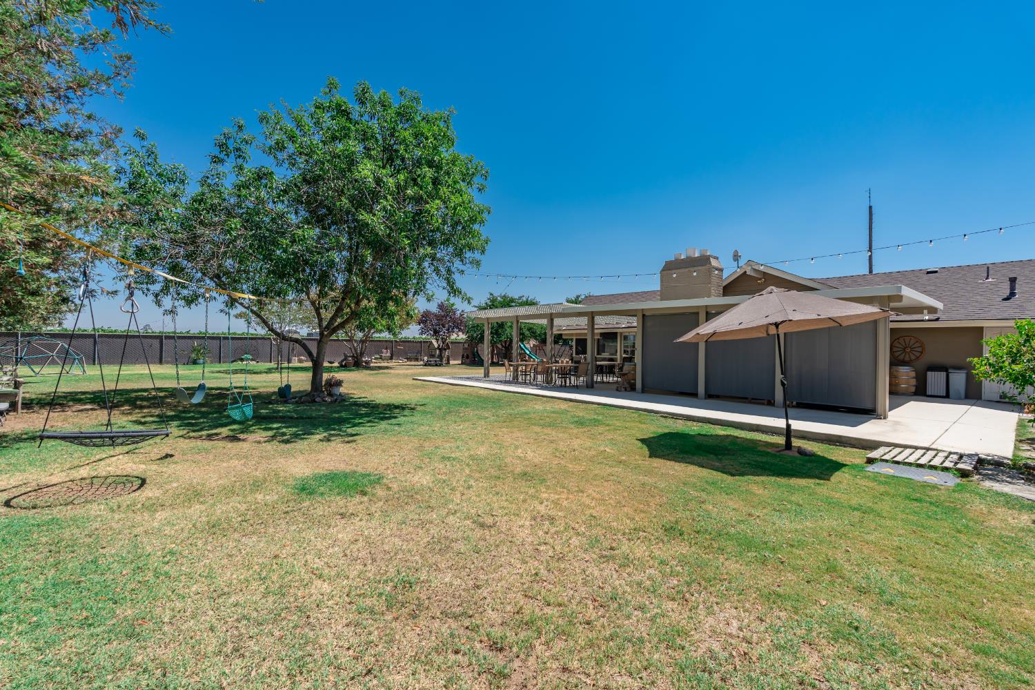 936 E Nebraska Ave, Dinuba, CA 93618