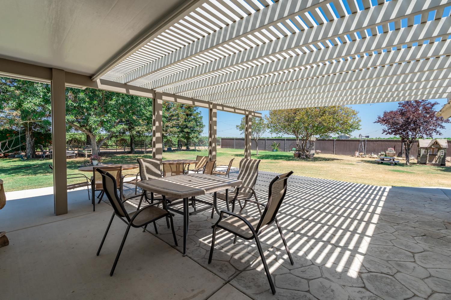 936 E Nebraska Ave, Dinuba, CA 93618