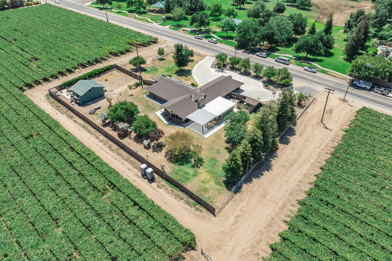 936 E Nebraska Ave, Dinuba, CA 93618