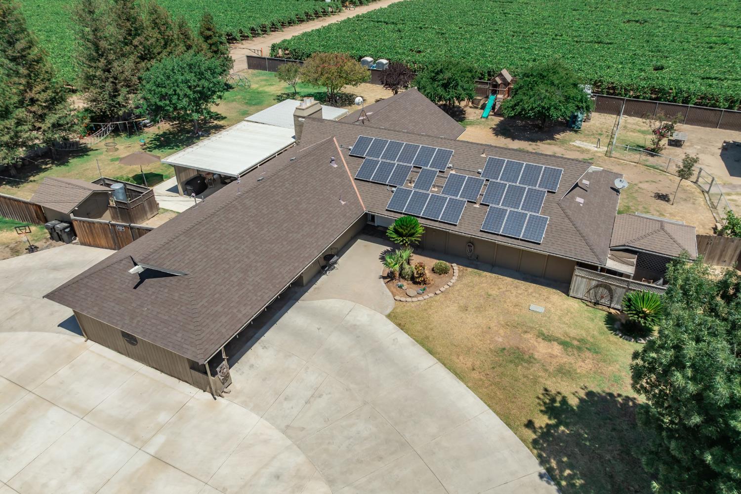 936 E Nebraska Ave, Dinuba, CA 93618