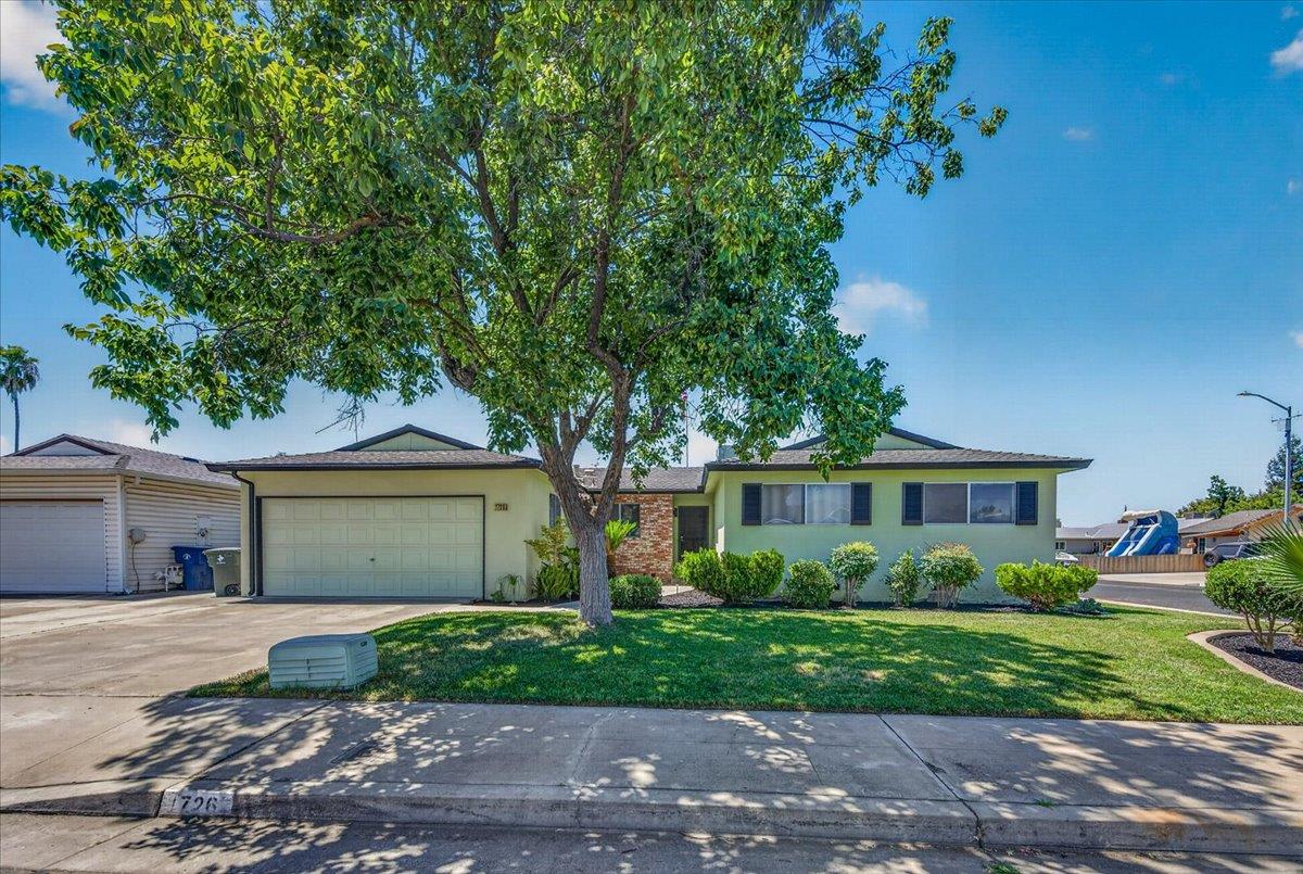 1726 Fairmont Ave, Clovis, CA 93611