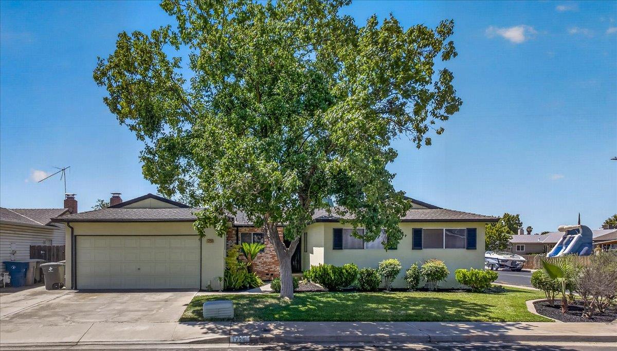 1726 Fairmont Ave, Clovis, CA 93611