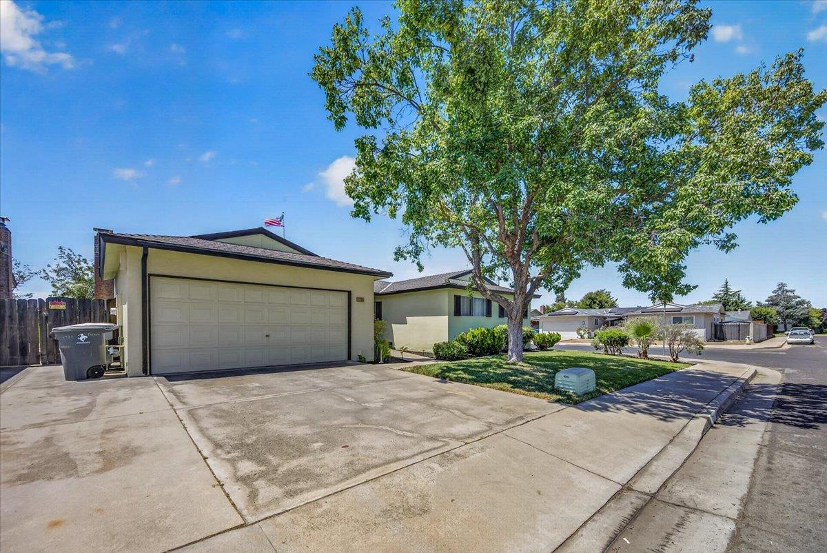 1726 Fairmont Ave, Clovis, CA 93611