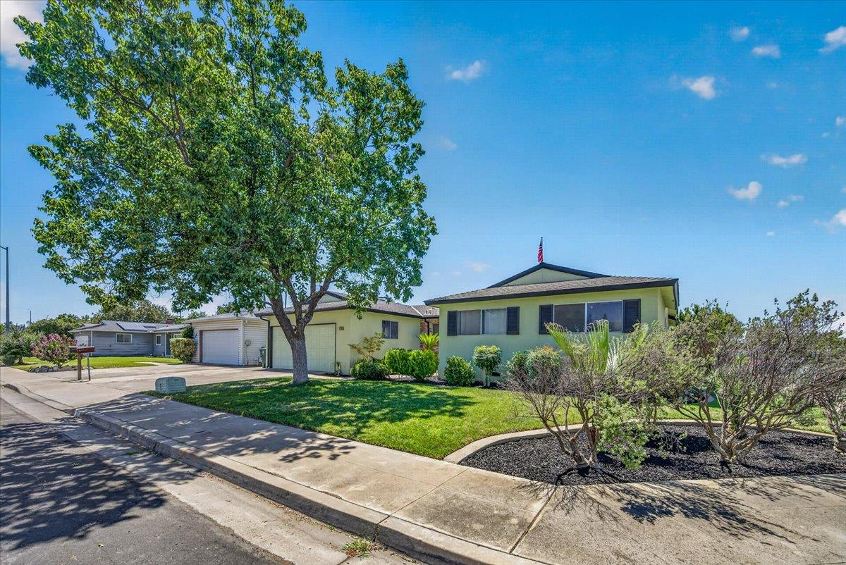 1726 Fairmont Ave, Clovis, CA 93611