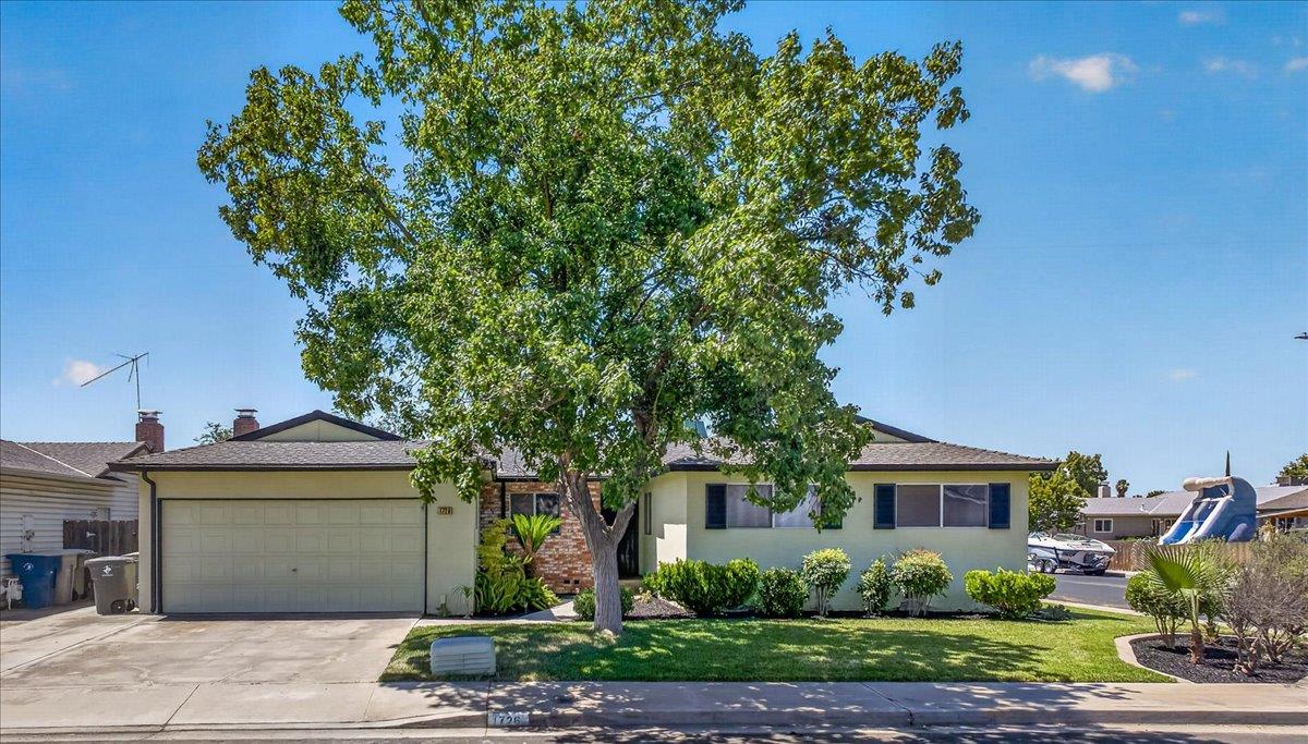 1726 Fairmont Ave, Clovis, CA 93611