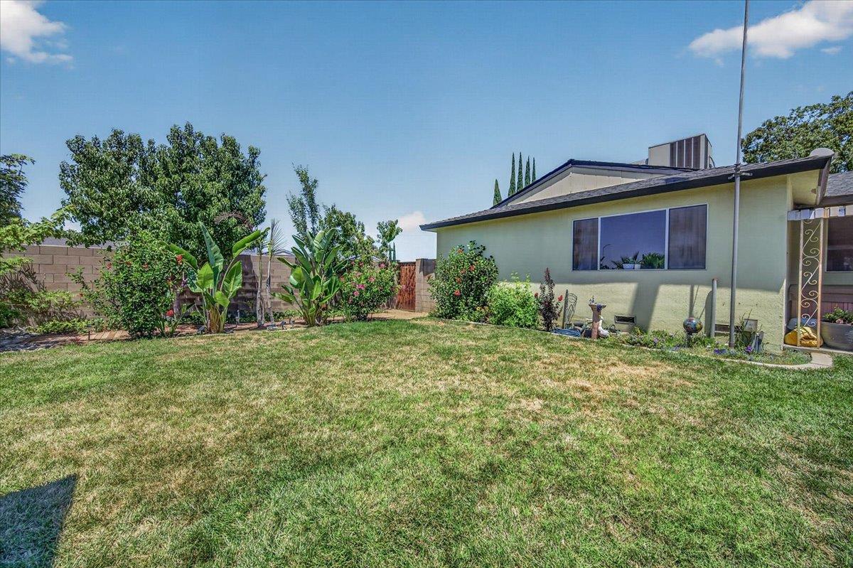 1726 Fairmont Ave, Clovis, CA 93611